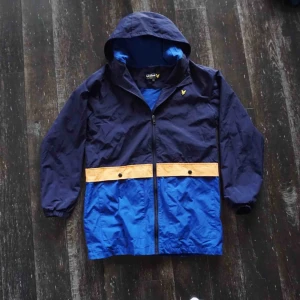 Lyle&Scott - En fin regnjacka som är köpt på Kidsbrandstore använd en höst Storlek 14/15 years