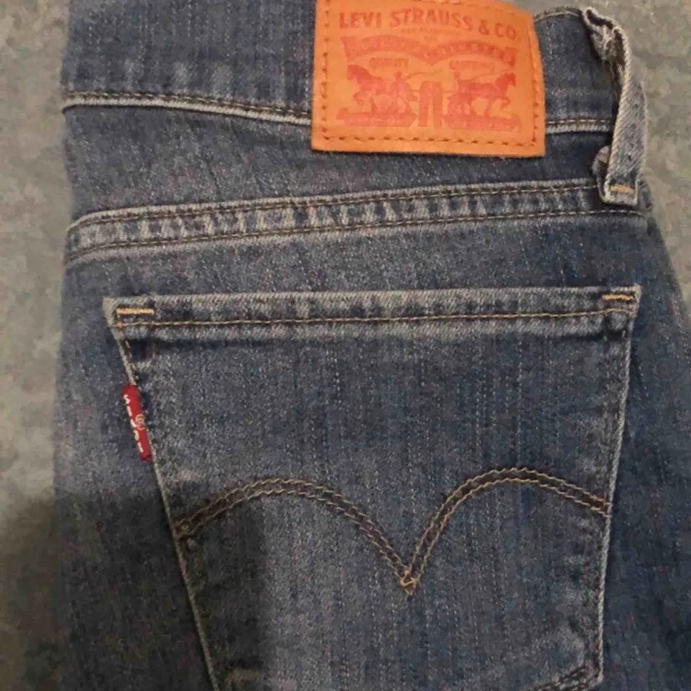 Levis jeans som är helt nya. aldrig använda då de är för små för mig. storlek 27 modellen 710 superskinny. köparen står för frakten. Jeans & Byxor.