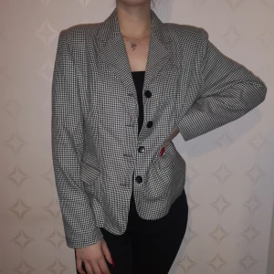  - Äkta secondhand från 1980-talet kavaj i hundtandsmönster. Tunna shoulderpads för riktig women empowerment💪