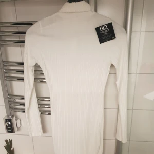  - Vit klänning med polokrage från Nelly. Aldrig använd. Prislapp kvar.  Frakt tillkommer 💕