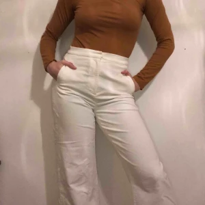  - Säljer dessa hur fina Manchester byxor som helst. De är från &otherstories och knappt använda. Nypris är runt 600kr. Frakten blir på 63kr, så 253kr totalt.