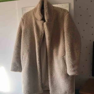  - Säljer nu min beiga Teddy jacka, kan byta mot en svart likadan. Använd få ggr, fint skick. XS men passar bra på mig som har M, passar nog på S och XS också. 2 fickor och 3 knappar, väldigt varm, perfekt nu till vintern! 