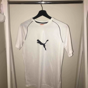  - Asfet pumatröja som jag älskar att använda till ett par ljusa jeans.  100kr 🌸 Möts i sthlm