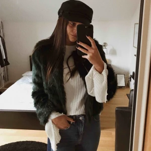  - Snygg faux pälsjacka ifrån Gina Tricot. I väldigt fint skick då jag inte använt den alls för många gånger. Den är i en väldigt fin mörkgrön färg. Frakt betalar köparen.