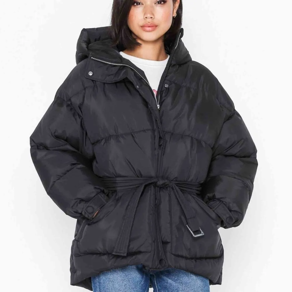 Slutsåld belted puffer jacket från nelly, säljer då den blev aningen stor på mig som brukar ha xxs. Helt oanvänd med lapparna kvar!. Jackor.