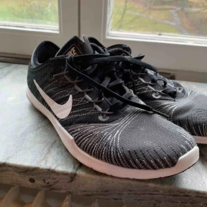  - Har haft skorna i två år men använd dom ca 4 gånger, väldigt fina och bra att träna i för både inomhus träning och utomhus. Väldigt lätta skor så bra att springa i.