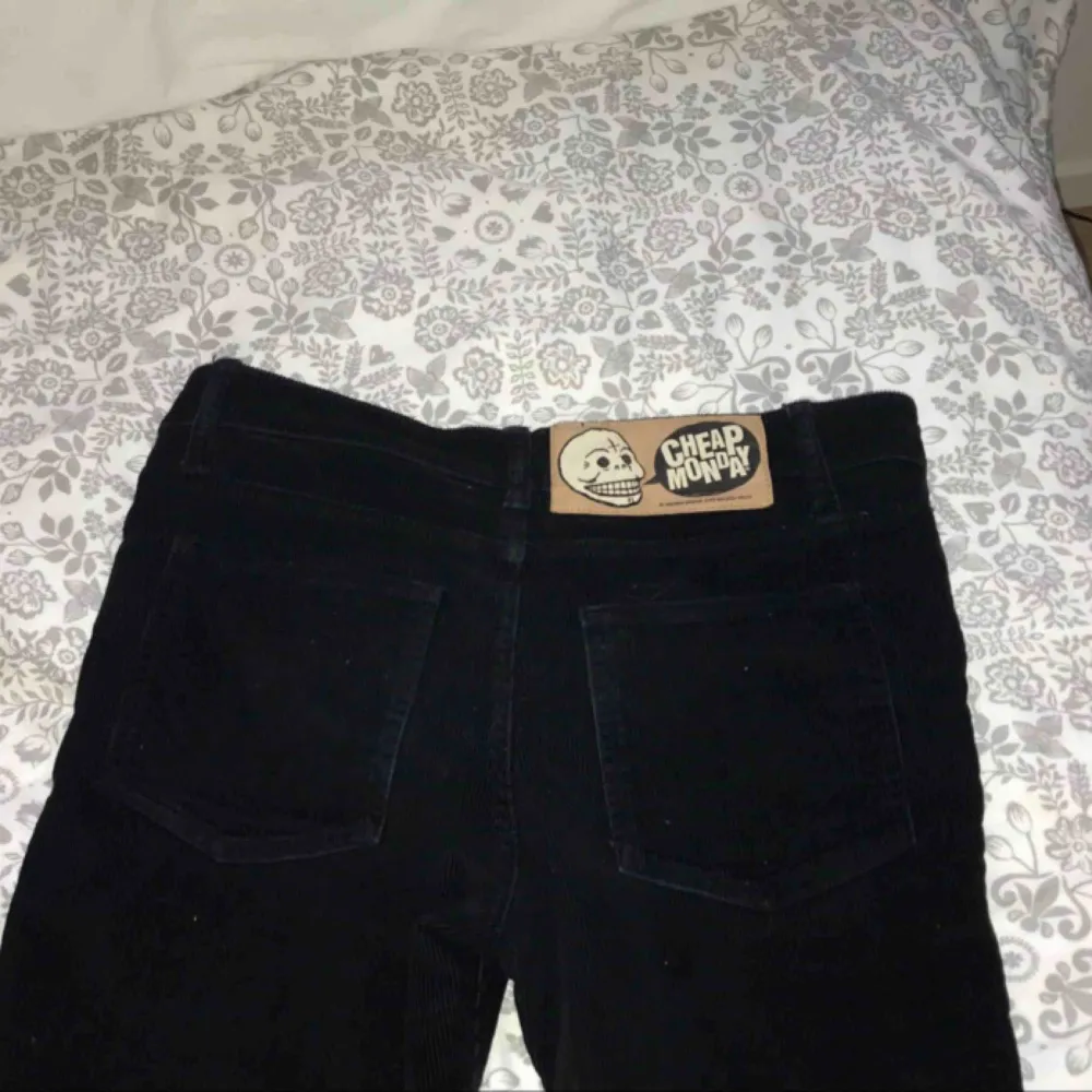 Ett par svarta Manchesterbyxor från märket CheapMonday. Kan mötas upp i Örebro, annars står köparen för frakt🥰. Jeans & Byxor.