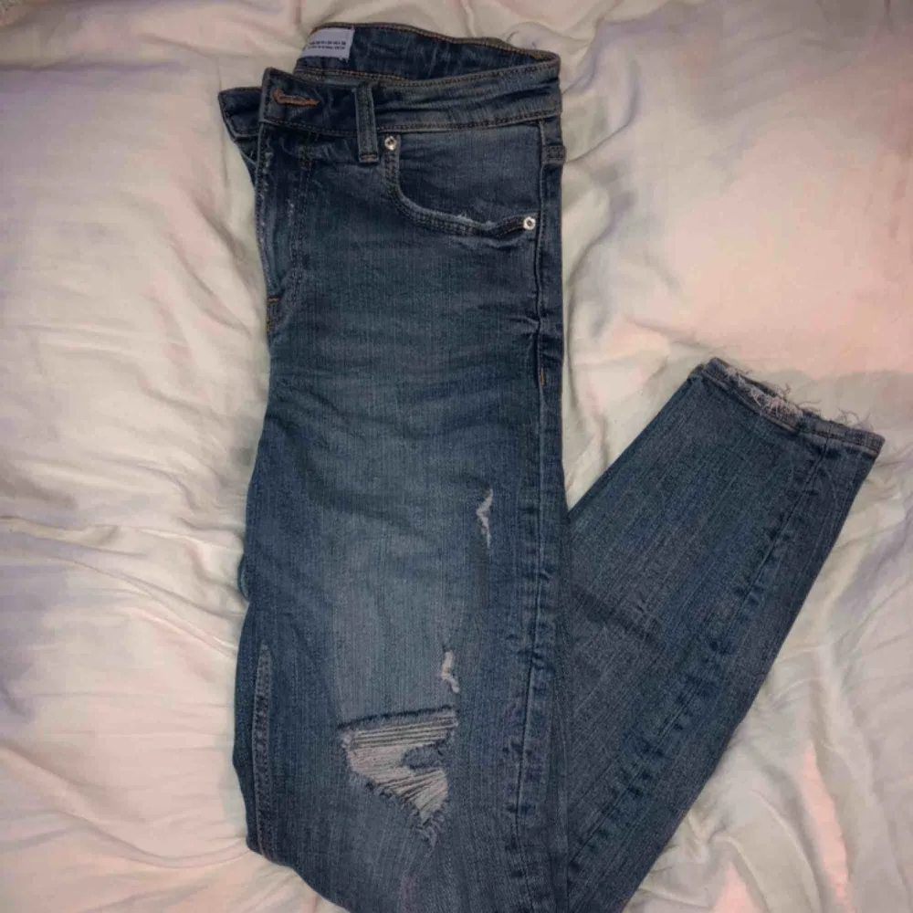 Säljer en av mina gamla favvo byxor. Ripped jeans köpt från Zara I våras. Kontakta mig vid frågor! . Jeans & Byxor.