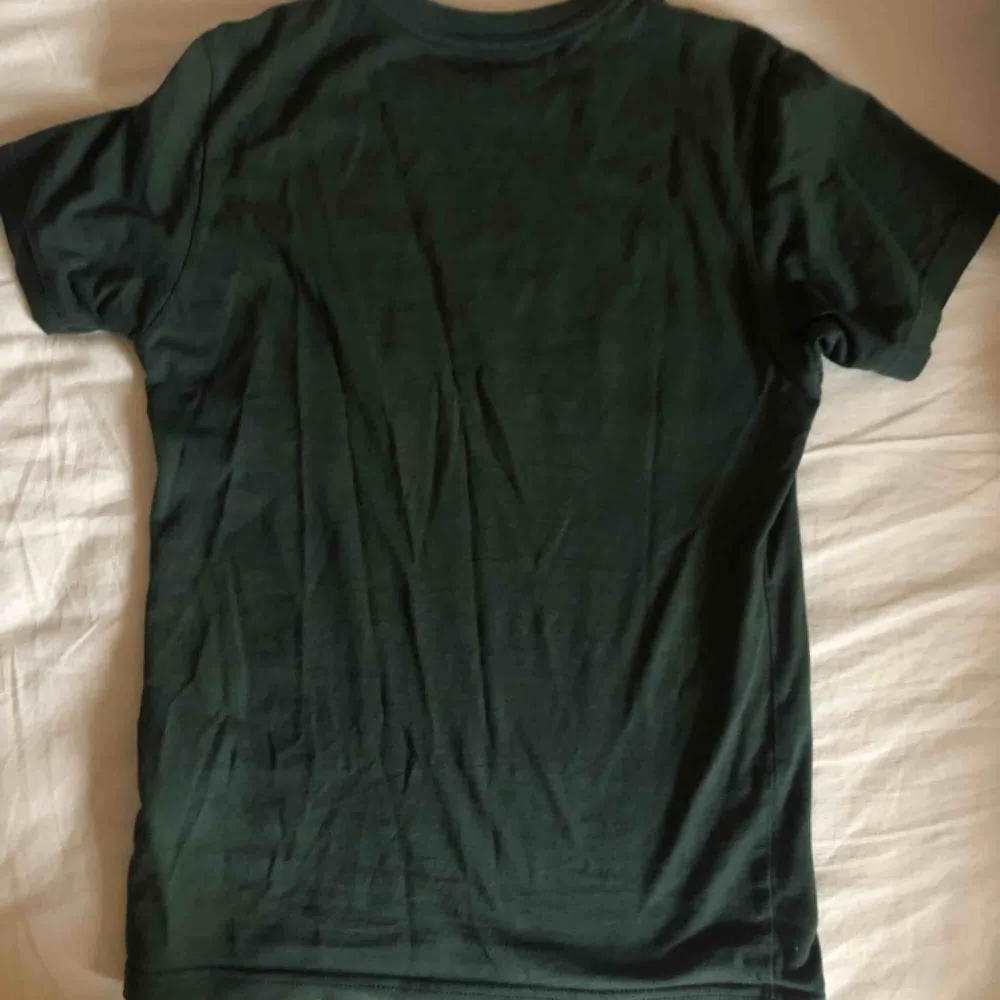Snygg mörkgrön t-shirt från Vans i strl XS. Fint skick. Priset är exlusive frakt men kan förhandlas. . T-shirts.