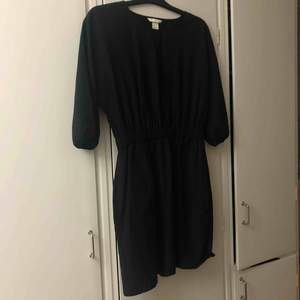 Simpel och enkel svart klänning med resor i midjan. I väldigt fint skick! 