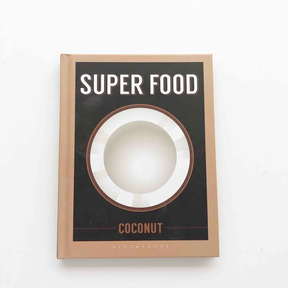 En bok för alla kokosälskare! Här hittar du massa recept med kokos, både skönhetsrecept och matrecept. Boken är i nyskick och köpt på Asos. Engelsk text.. Övrigt.