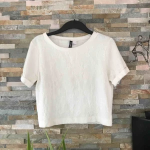  - Söt t-shirt med blommönster. Betalning sker via swish, köpare står för frakt 💕