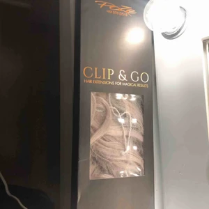  - OANVÄNT då det tyvärr inte passade min hårfärg. löshår - clips från Poze, superfint & jättebra kvalité! 7 clips 50cm långt! Askig/blond färg 