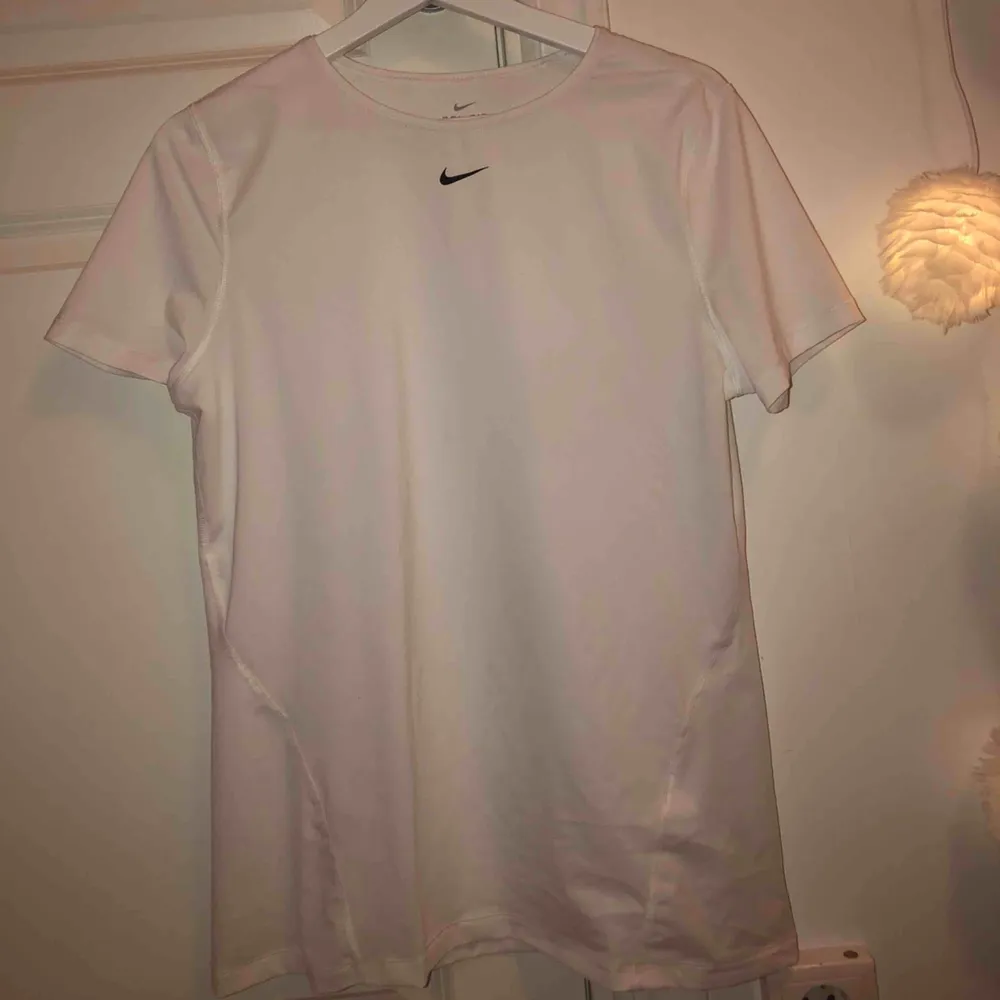 Träningströja från Nike, aldrig använd! 💓 Frakt tillkommer och betalning sker via swish! Skicka för mer info. T-shirts.