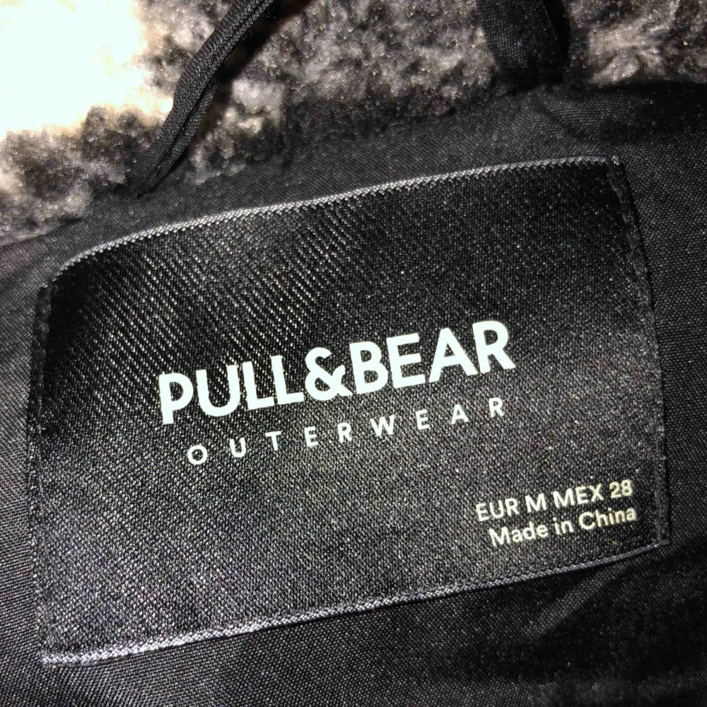 Supersnygg jacka från pull & bear. I bra skick, inga slitningar, ingen rökdoft. Den är varm och skön. Personligen hade jag haft den över en hoodie ifall det är minusgrader tex. Kunden står för frakt!❤️. Jackor.