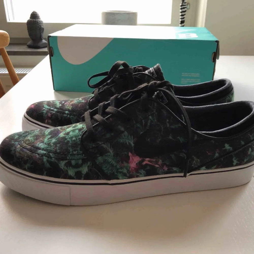 Ny / Size 44,5 eur/10,5 us  https://www.nativeskatestore.co.uk/images/nike-sb-zoom-stefan-janoski-canvas-premium-skate-shoes-gorge-green-black-white-p23551-57781_image.jpg. Skor.