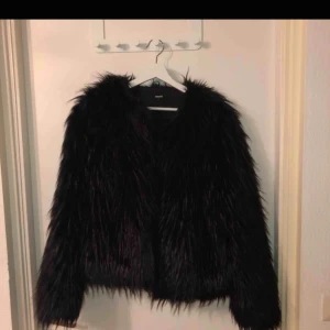  - Super varm och skön fake päls jacka. Den är i bra skick. Jag är en M och jag skulle säga att både L och M kan ha den. Ordinarie pris var 700kr.