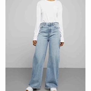  - Säljer mina skitsnygga Ace high wide jeans i strl 25/32 från Weekday. Färgen heter san fran blue och jeansen är i jättefint skick. Köpare står för frakt eller så möts vi upp i sthlm🌟 