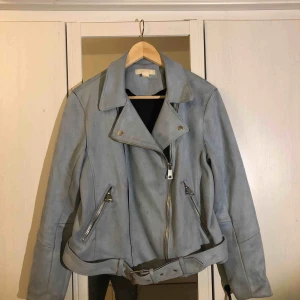  - Blå ”mocca” jacka ifrån h&m. Har inga fel utan är bara rätt så trött på den :/