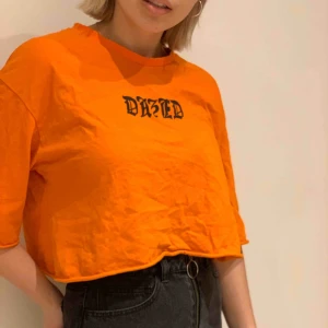  - Skrikig orange magtröja från H&M Divided. Matchar snyggt med svart och smycken! 