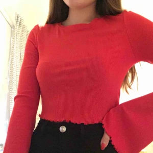  - Säljs för trivs inte riktigt i färgen! Utsvängda/vida ärmar & lite ribbad. Från River Island.  Storlek S/36!  Frakt kostar 44kr🌹