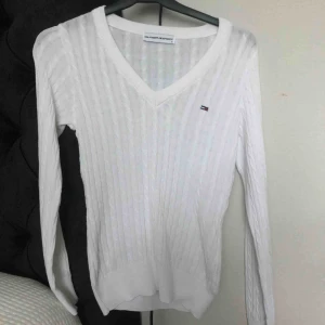  - Fin vit tommy Hilfiger tröja som är i bra skick. 