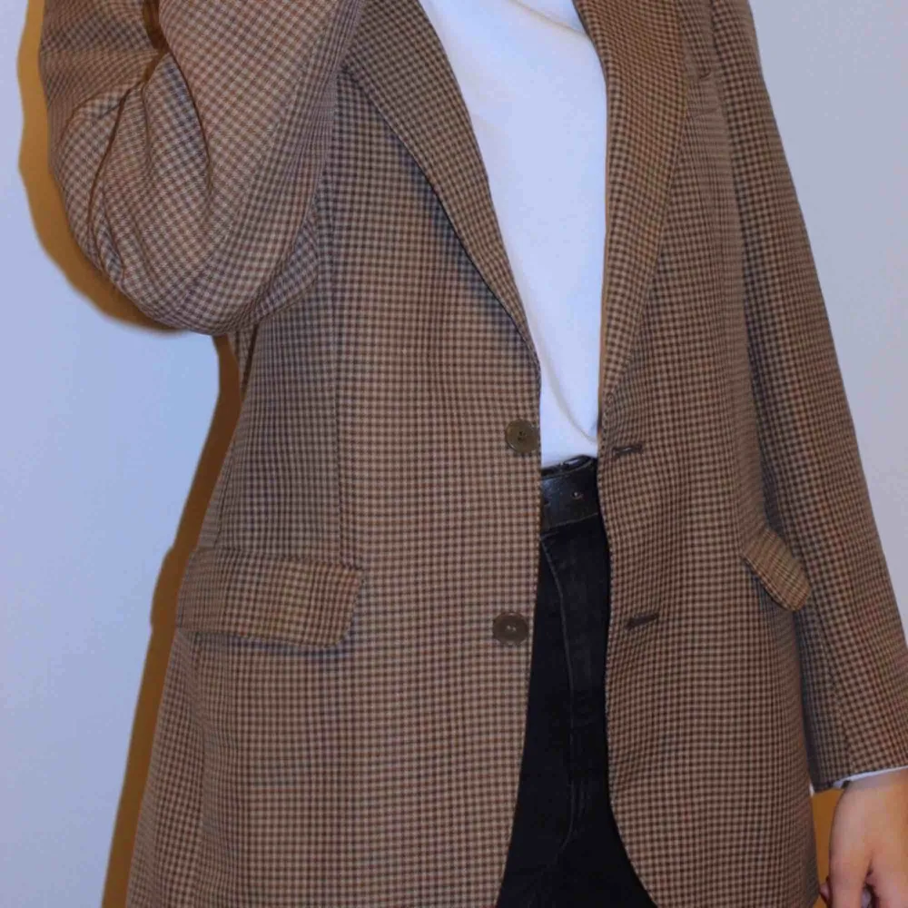 En perfekt kavaj jacka i ett beige/brun rutigt mönster. Funkar både som oversized över en tunnare tröja men det går också att matcha den snyggt med exempelvis en hoodie under🤩🤩. Kostymer.