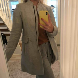  - Vår/höst kappa från ZARA i storlek M, men skulle snarare säga att det är en S. Använd en säsong därav har den lite fläckar på sig, men det är inget som inte går bort i tvätten. Köptes för 799. 