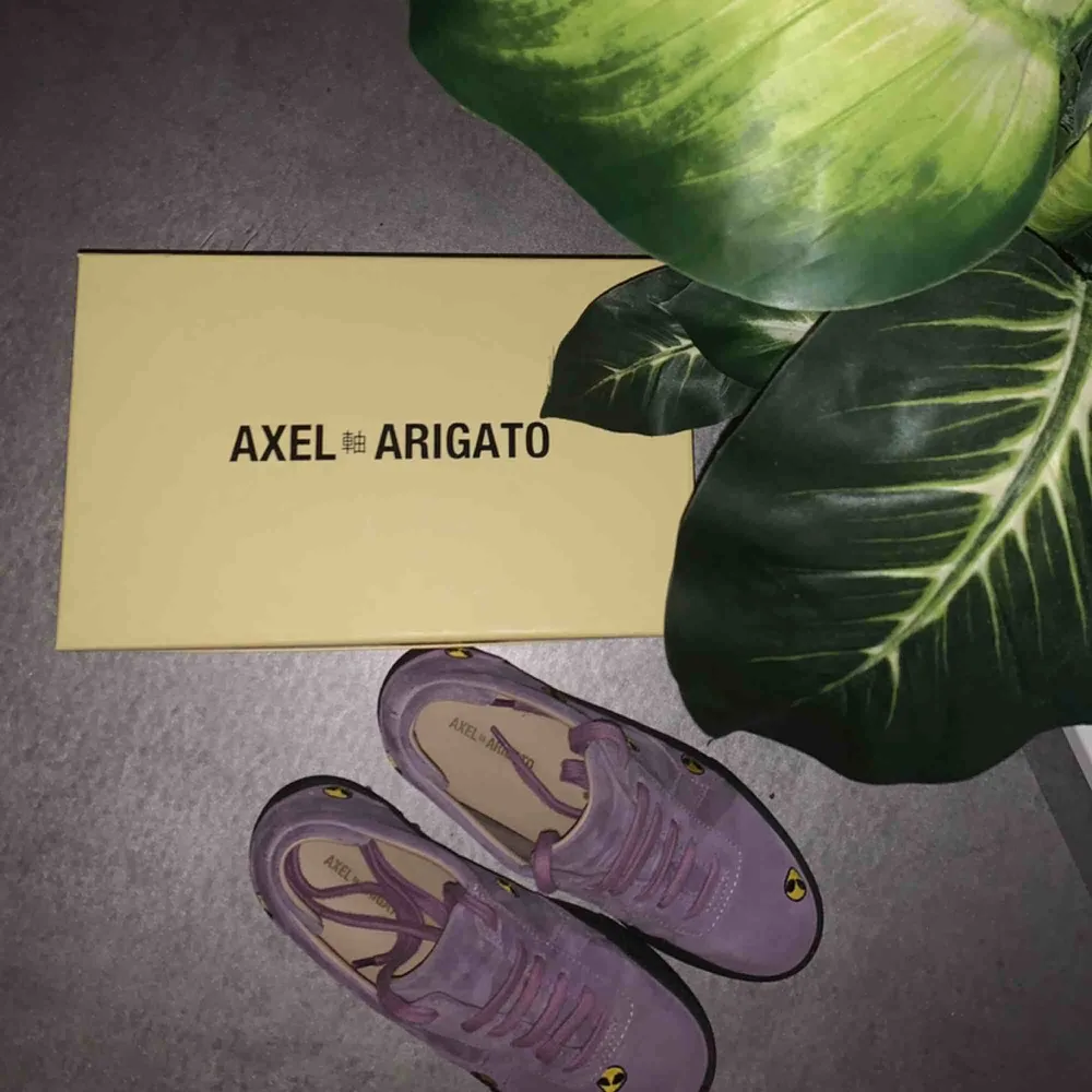 Ett par HELT nya Axel Arigato skor, endast provade! Nypris är 1800kr! Orginallåda samt kvitto och dustbag finns. Frakt ligger på 100kr ✨ skynda fynda homies. Dessa är nu slutsålda på hemsidan pris kan diskuteras . Skor.