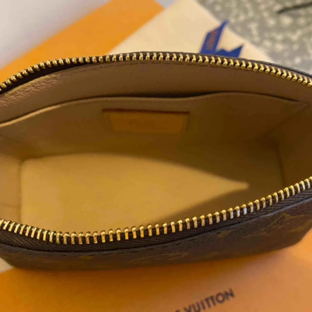 Äkta Louis Vuitton cosmetic pouch som ny! kommer med original kvitto box dustbag och bomullsband. Totalt slutsåld  eller.. gör om till magväska med kedja eller till en mindre hamdväska.! har guldkedja som kan säljas till :)   . Väskor.