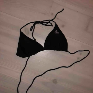  - Svart bikini överdel. Köpt på Stadium. Köparen står för frakten, möts upp i Stockholm City eller Huddinge 