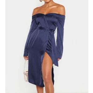  - Navy off shoulder klänning från pretty little thing Helt ny med lapp kvar. Säljer pga för liten för mig Frakt ingår 