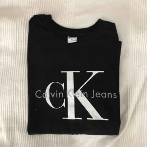  - Svart ck T-shirt med vitt tryck, använd ett par gånger