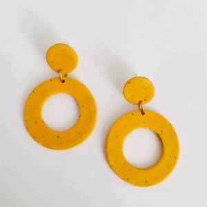  - Handgjorda senapsgula örhängen i lera, går även att få med silvriga detaljer. •nickelfria •frakt 9kr •insta:dorisclaydesign