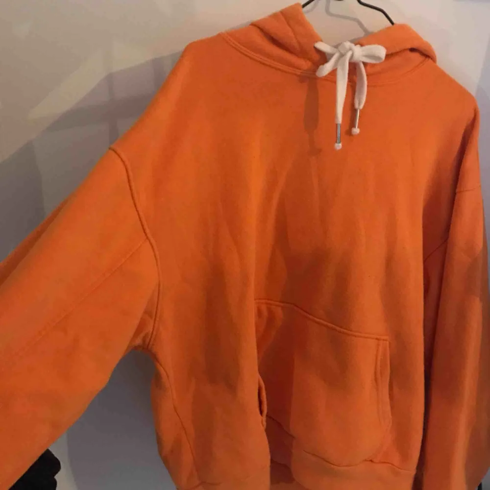 Orange hoodie från bershka 🍊🍊🍊 Superfin  och mysig hoodie med skön luva och vita band. Köpt för 350kr. . Hoodies.
