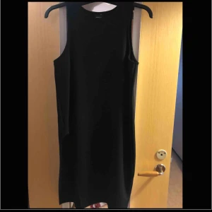  - Klänning med slits nertill , mycket bra skick 