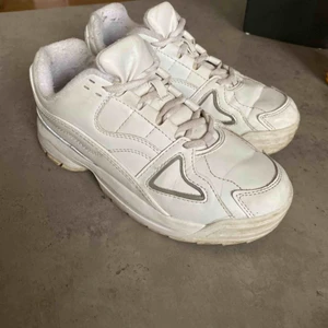 Chunky sneakers - Vita chunky skor med reflexdetalj. Använda endel där av priset.   Köparen står för frakt, 66kr. Skickas med postnord, spårbart. 