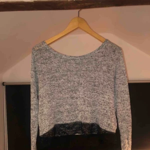  - Grå långärmad tröja med svart spets i kanten. Köpt på H&M för nåt år sedan men knappt använd. 
