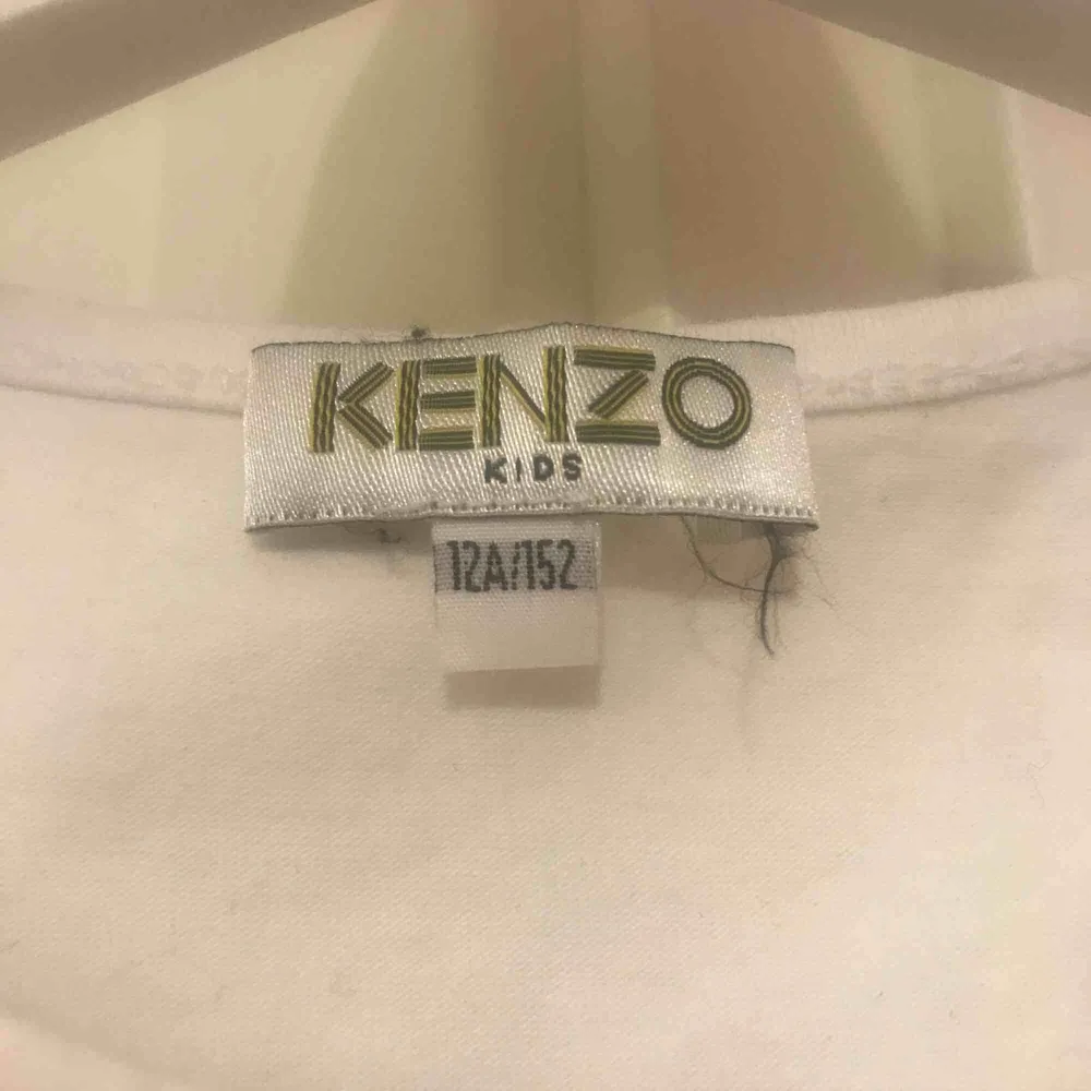 Kenzo tröja i fint skick  Säljs pga att jag vett ur den . Hoodies.