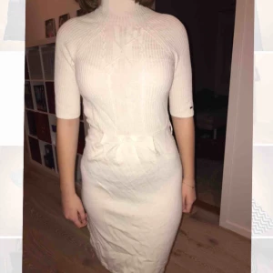  - Vit stickad Tommy Hilfiger klänning med polo krage. Oanvänd och i bra skick