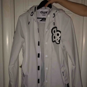  - DOPE snowboard jacka, använd 1 gång, i nyskick! Köpt på junkyard för 1200