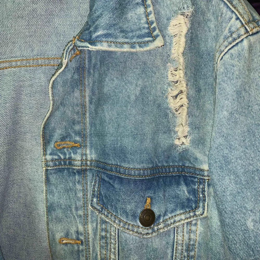Köpt på H&M för något år sen och inte alls använd. En ljus jeansjacka, lite oversize modell med slitningar på fram & bak stycke ! . Jackor.