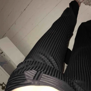  - Jag säljer ett par randiga silkes-aktika kostymbyxor i storlek 38! Använda fåtal gånger eftersom dom nu blivit för stora för mig. Tar endast emot swish och köparen står för frakten💞💞