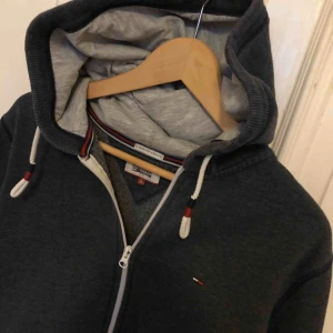  - Large på lappen men ganska liten så funkar även som medium. Mycket väl använd och snyggt urtvättad look. Kan hämtas i Uppsala eller skickas mot fraktkostnad 