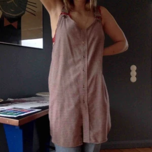  - Snyggaste klänningen, som ser så snygg ut på egen hand men fungerar perfekt med byxor och tröja under.