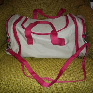  - Knappt använd bag. Rymlig! Man kan ta av delarna längst ut på varje sida och ha som ex necessärer.