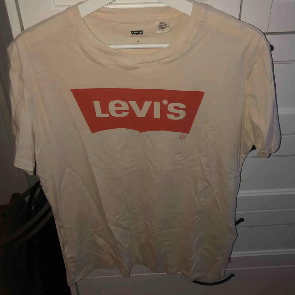 Orangeaktig tshirt från Levi's. Endast provad, bra skick. Legat bortglömd i garderoben därav så skrynklig. Från killavdelningen Frakt 50kr, pris kan diskuteras.. T-shirts.