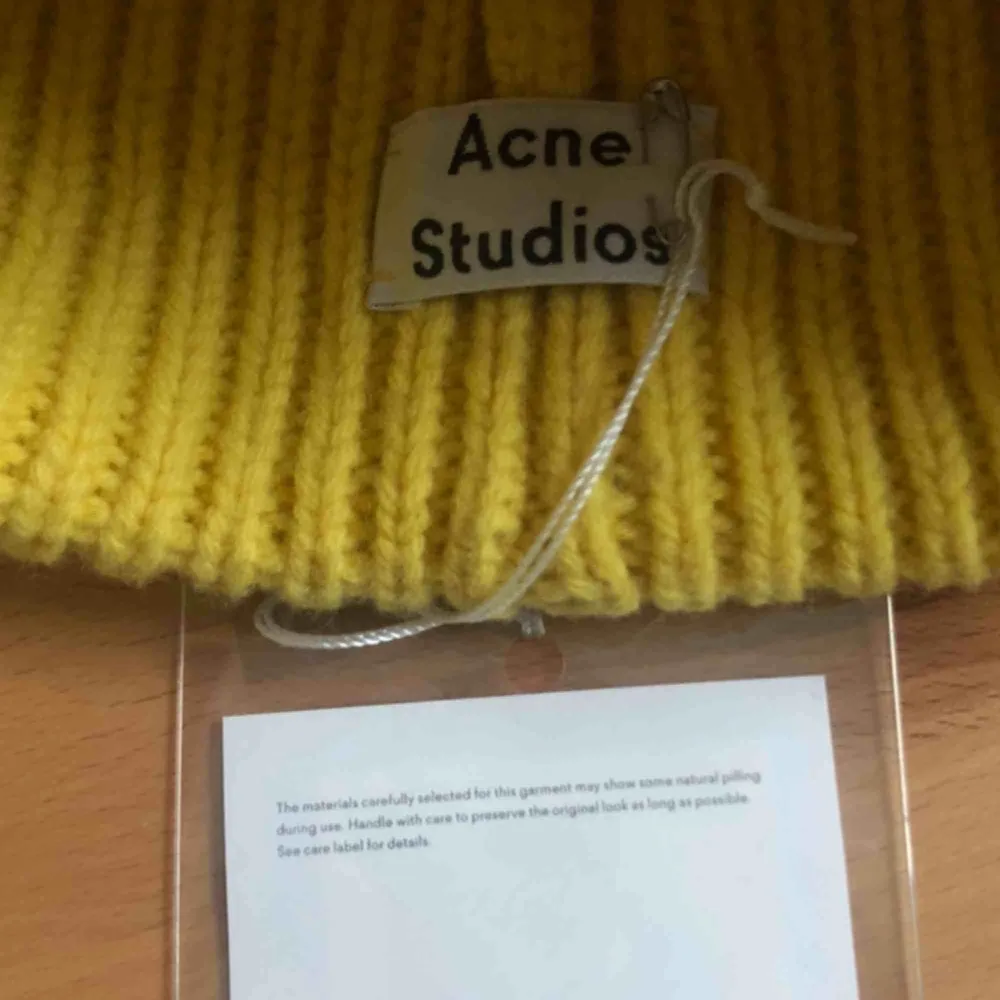 En gul Acne Studios Pansy Wool Beanie! Skickas spårbart på begäran. Möts i Göteborg eller frakt. Du får avgöra skicket själv, skickar gärna fler bilder 💛 Tack. Accessoarer.