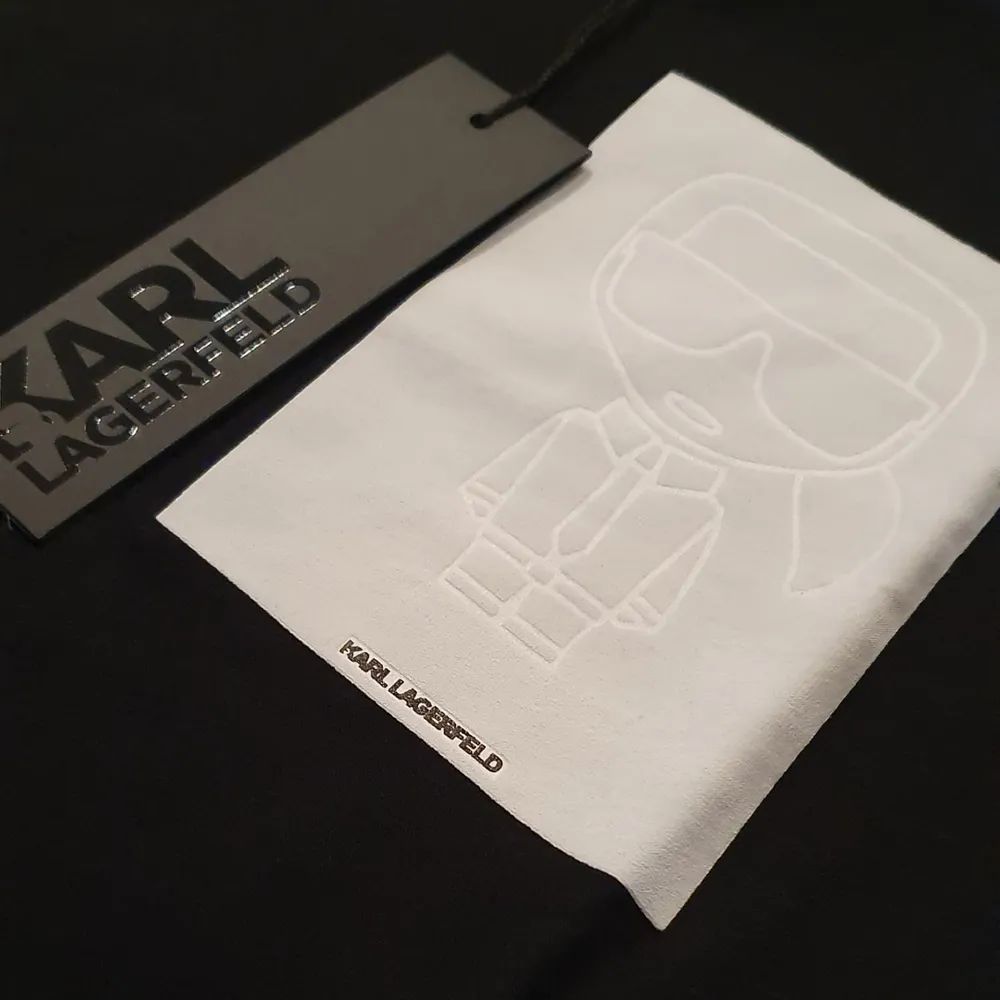 Perfekta julklappen! Säljer två helt nya Karl Lagerfeld    tshirt. Den med text på ryggen och hjärtat fram stl M. Den med vit logga, stl S. 500 kr st inkl. Nypris 799 kr st. Tags på båda.. T-shirts.