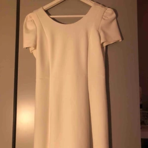 Studentklänning  - Studentklänning. Enkel klänning i gott skick. Enbart använd på min student. Köpt från zara. Storlek S. Jag är typ 163cm och den slutar över knäna 